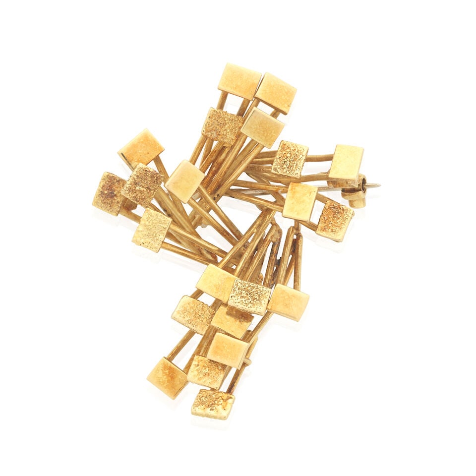 ALAN MARTIN GARD: ABSTRACT BROOCH, 1992: ALAN MARTIN GARD: ABSTRACT BROOCH, 1992 Of geometric and abstract design 18 carat gold Maker's mark, London hallmark Length 4.4cm Weight approx. 17.5g Footnotes: OVERALL CONDITION Light surface wear t