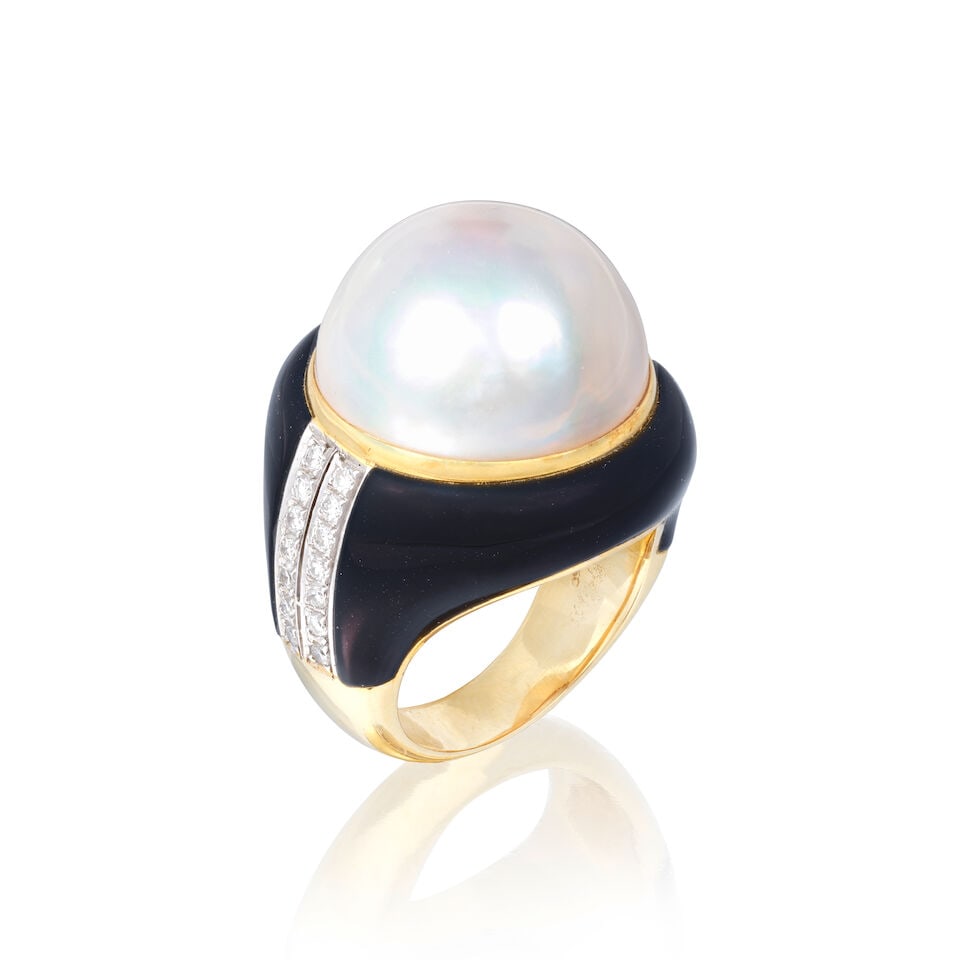 MABÉ PEARL, ONYX AND DIAMOND-SET RING: MABÉ PEARL, ONYX AND DIAMOND-SET RING Mabé pearl Brilliant-cut diamonds Onyx inlay Ring size approx. M Weight approx. 21.0g Footnotes: OVERALL CONDITION Very light surface wear to