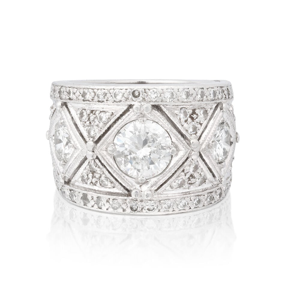 DIAMOND RING: DIAMOND RING Brilliant-cut diamonds approx. 1.75cts total Ring size approx. H½ (leading edge) Weight approx. 17.5g Footnotes: Please note this lot has VAT at the prevailing rate on both Hammer Pr