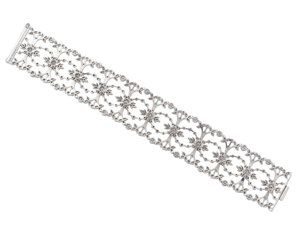 DIAMOND BRACELET: DIAMOND BRACELET Brilliant-cut diamonds approx. 5.20cts total Length 19.0cm Weight approx. 56.5g Footnotes: OVERALL CONDITION Light surface wear to unhallmarked metal testing as 17kt gold. Pin clasp