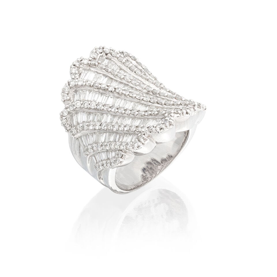 DIAMOND DRESS RING: DIAMOND DRESS RING Brilliant and baguette-cut diamonds approx. 4.05cts total Ring size approx. O (leading edge) Weight approx. 16.5g Footnotes: OVERALL CONDITION Light surface wear to unhallmarked