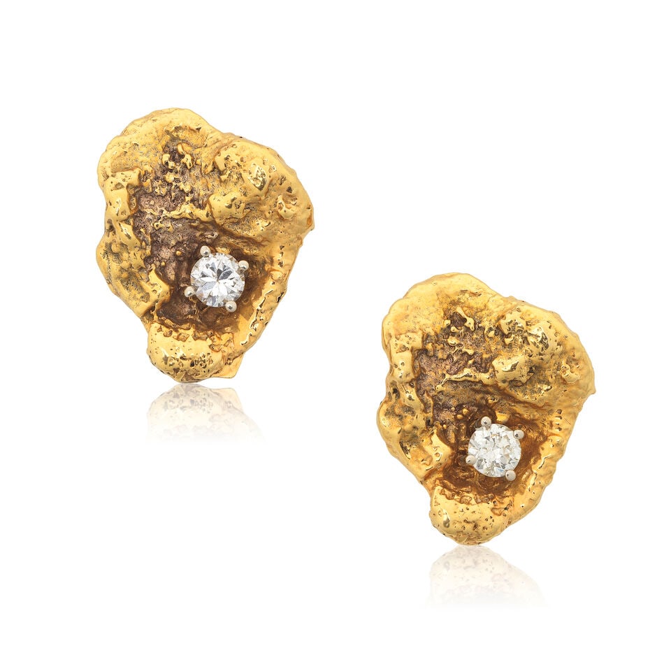 DIAMOND-SET CUFFLINKS: DIAMOND-SET CUFFLINKS Single-sided Brilliant-cut diamonds approx. 0.65ct total Plaque length 2.1cm Weight approx. 19.5g Footnotes: OVERALL CONDITION Light surface wear to unhallmarked metal testing