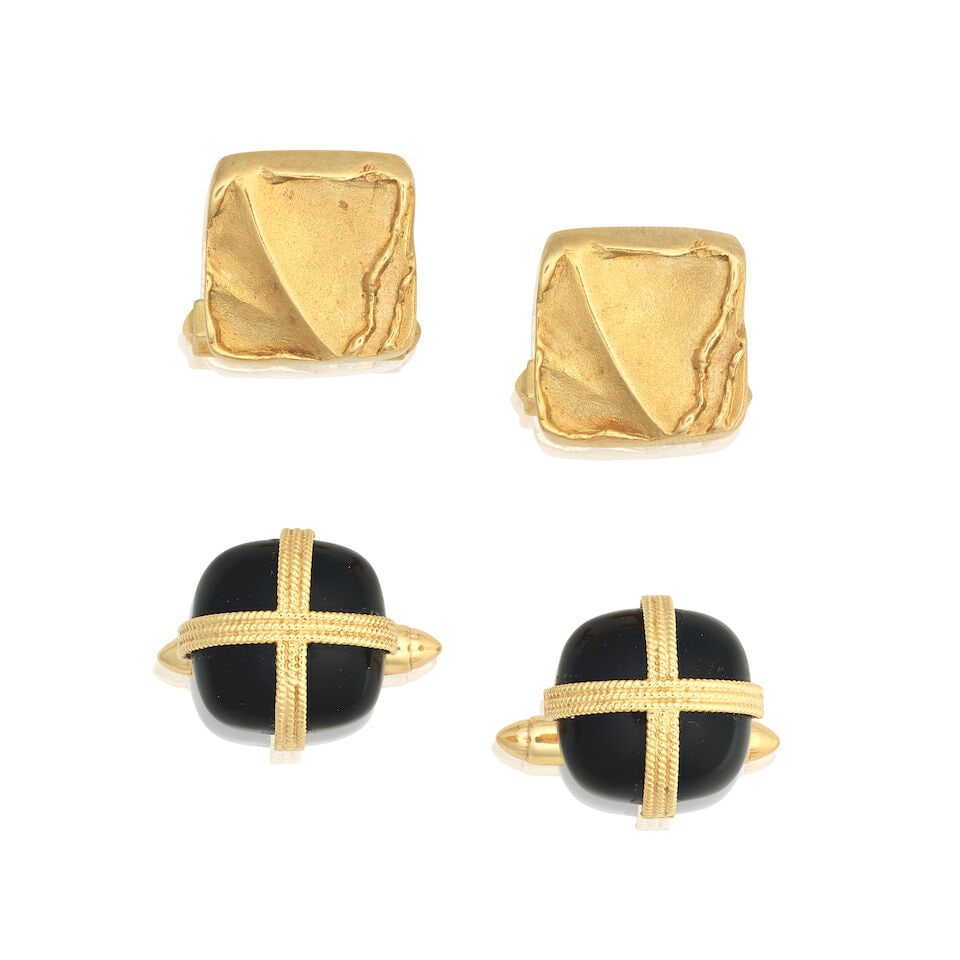 TWO PAIRS OF CUFFLINKS: TWO PAIRS OF CUFFLINKS 1st: Onyx cabochons Single-sided Plaque length 1.4cm Weight approx. 11.5g 2nd: Of sculpted design Single-sided Plaque length 16.1cm Weight approx. 13.0g Footnotes: OVERALL