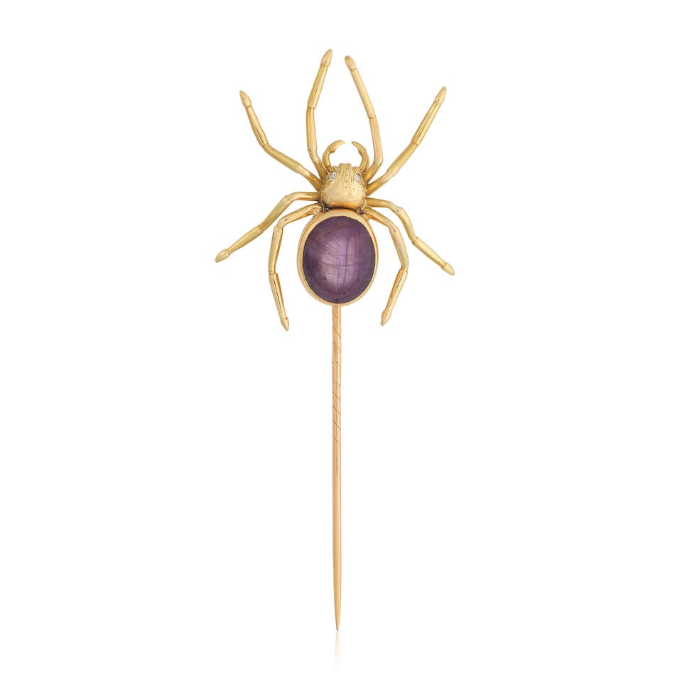 STAR RUBY-SET SPIDER PIN: STAR RUBY-SET SPIDER PIN Star ruby cabochon Single-cut diamonds Length 7.5cm Weight approx. 7.5g Footnotes: OVERALL CONDITION Light surface wear to yellow metal with Swedish assay marks, stamped 18K.