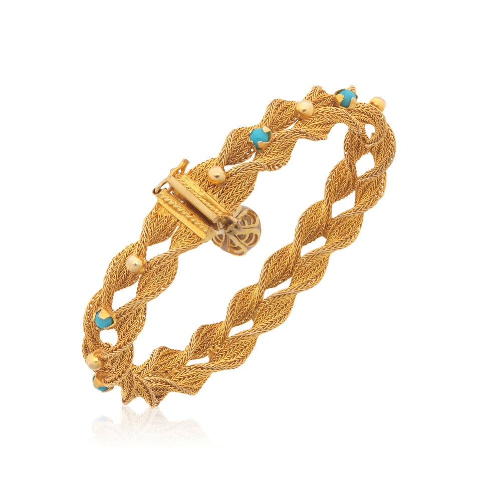 MESH BRACELET: MESH BRACELET Blue stone cabochons Pearl simulant Length 18.2cm Weight approx. 25.5g Footnotes: OVERALL CONDITION Light surface wear to unhallmarked metal testing as 18kt gold. Stamped to clasp with