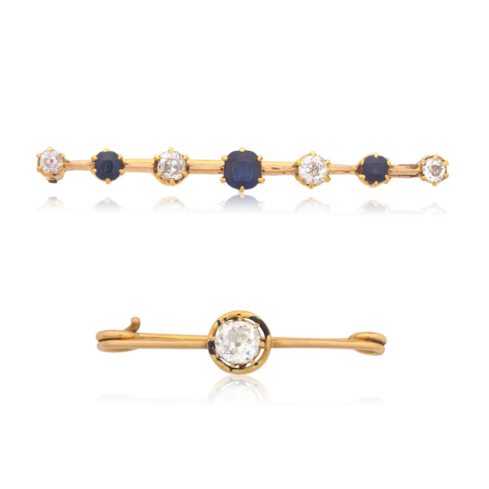 SAPPHIRE AND DIAMOND BAR BROOCH AND DIAMOND-SET PIN: SAPPHIRE AND DIAMOND BAR BROOCH AND DIAMOND-SET PIN 1st: Cushion-cut sapphires Old brilliant-cut diamonds approx. 0.45ct total Length 4.5cm Weight approx. 3.5g 2nd: Old brilliant-cut diamond approx.