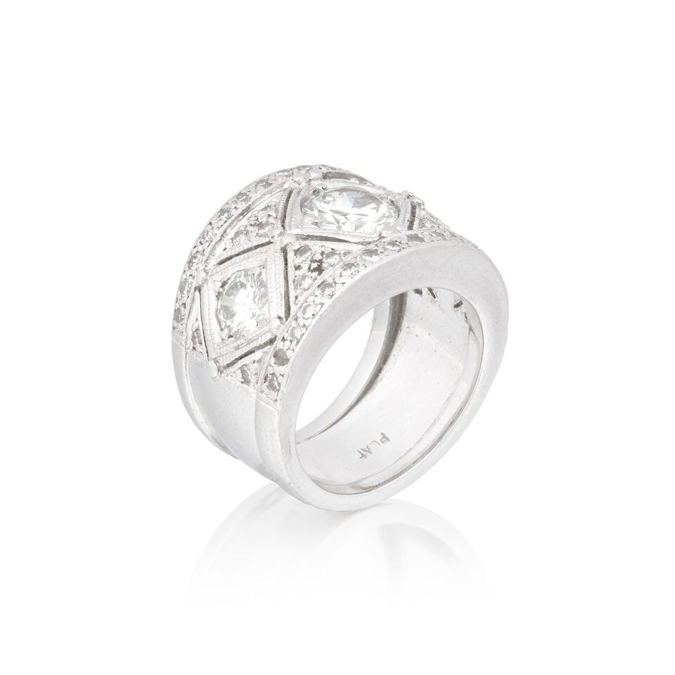 DIAMOND RING: DIAMOND RING Brilliant-cut diamonds approx. 1.75cts total Ring size approx. H½ (leading edge) Weight approx. 17.5g Footnotes: Please note this lot has VAT at the prevailing rate on both Hammer