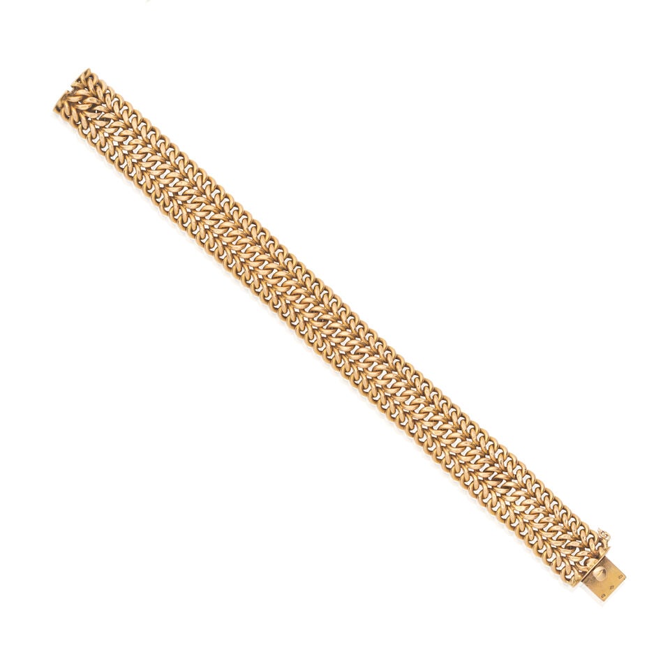 CURB-LINK BRACLET: CURB-LINK BRACLET Of tiered curb-linked design French assay marks Length 19.5cm Weight approx. 21.0g Footnotes: OVERALL CONDITION Some surface wear to unhallmarked yellow metal with French assay