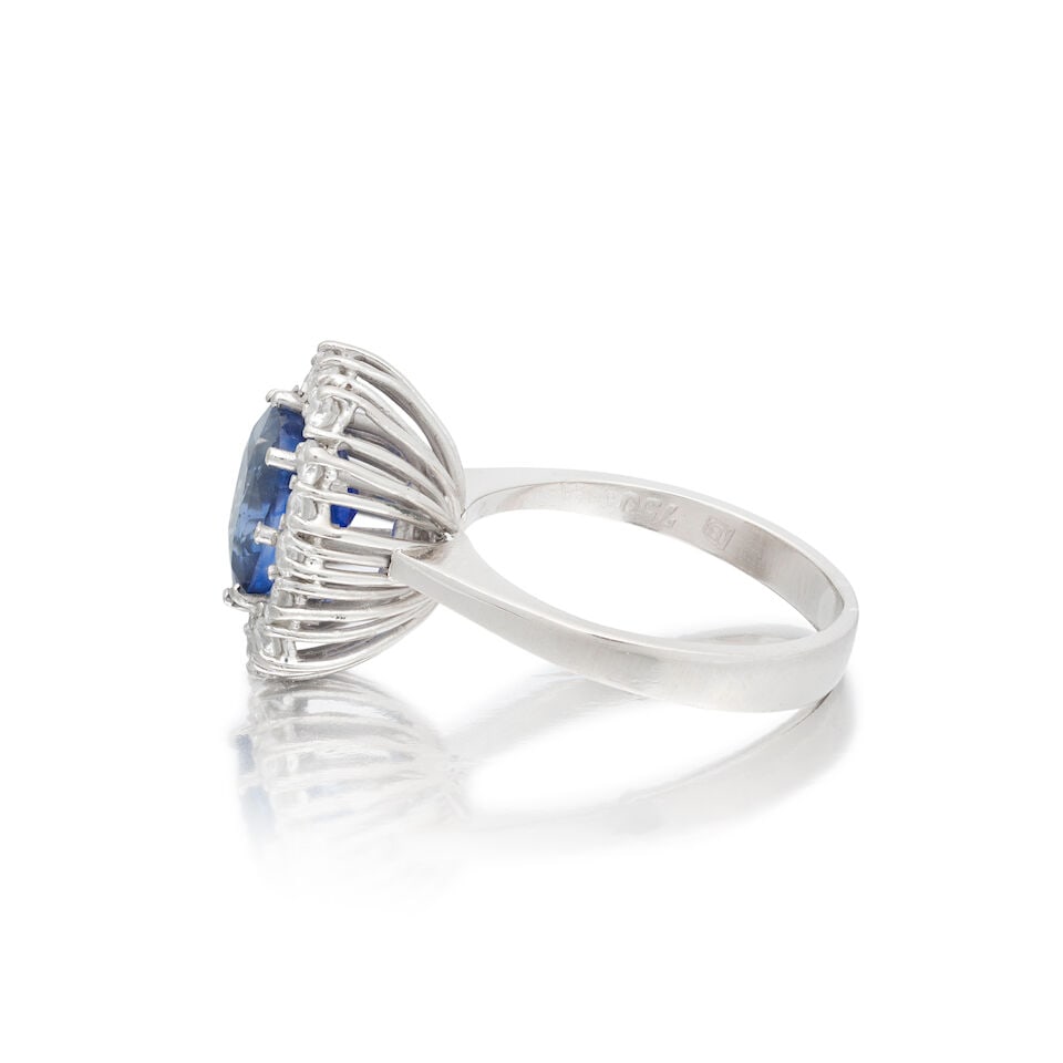 SAPPHIRE AND DIAMOND CLUSTER RING - 3