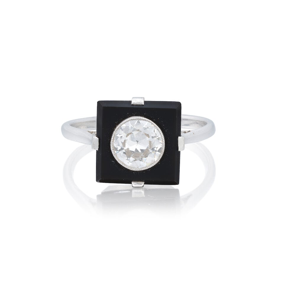 DIAMOND AND ONYX PLAQUE RING, CIRCA 1925: DIAMOND AND ONYX PLAQUE RING, CIRCA 1925 Old brilliant-cut diamond approx. 1.00cts Onyx plaque Ring size approx. O, plaque length 1.0cm Weight approx. 4.0g Footnotes: OVERALL CONDITION Light surface
