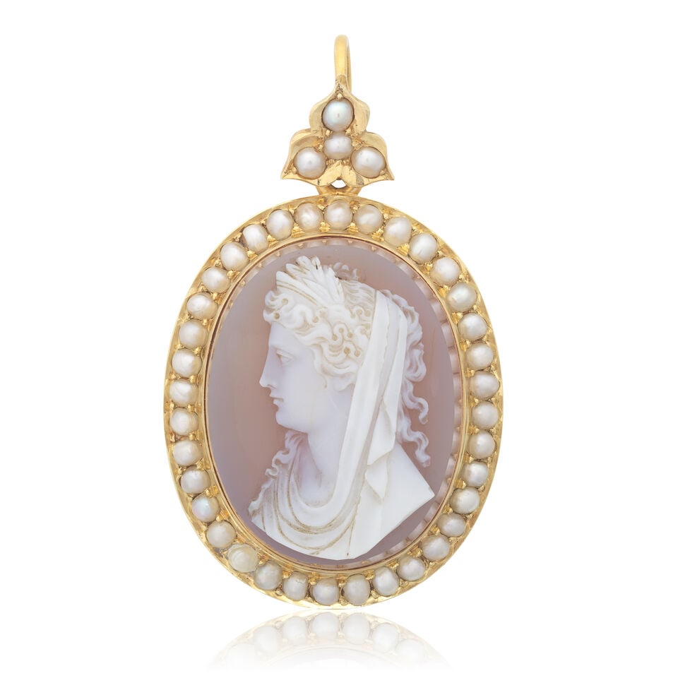 HARDSTONE AND PEARL CAMEO PENDANT: HARDSTONE AND PEARL CAMEO PENDANT Carved hardstone cameo Half pearls Glass compartment to reverse Length 5.0cm Weight approx. 19.0g Footnotes: OVERALL CONDITION Light wear to unhallmarked yellow