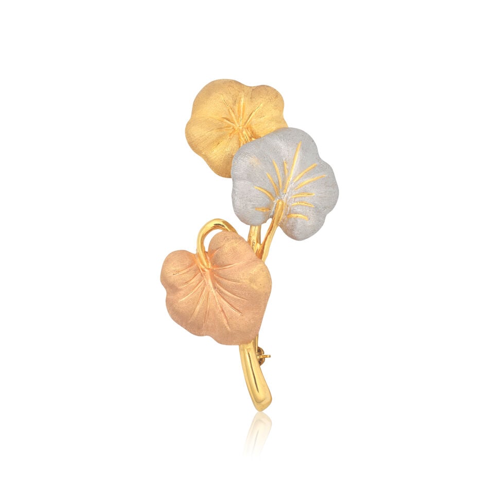 GINKO LEAF BROOCH: GINKO LEAF BROOCH Tri-coloured metal Length 5.5cm Weight approx. 19.0g Footnotes: OVERALL CONDITION Light surface wear to unhallmarked tri-coloured metal, leaves testing as 22kt gold, stem testing as 