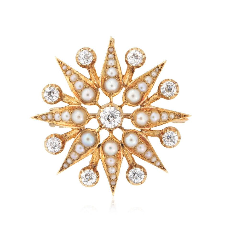 SEED PEARL AND DIAMOND SNOWFLAKE BROOCH/PENDANT: SEED PEARL AND DIAMOND SNOWFLAKE BROOCH/PENDANT Seed pearls Old brilliant-cut diamonds approx. 1.00ct total Length 3.0cm Weight approx. 8.0g Footnotes: OVERALL CONDITION Light surface wear to unhallma