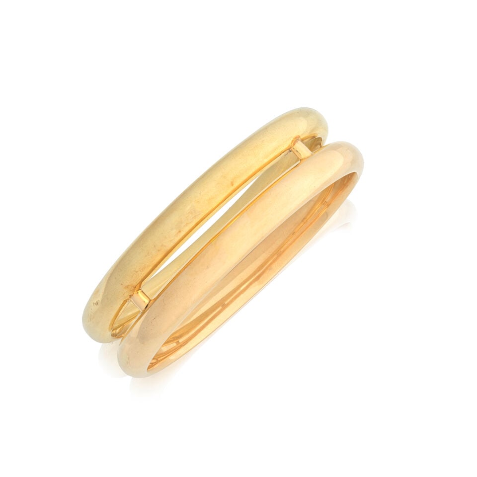 BI-COLOURED BANGLE: BI-COLOURED BANGLE Of bi-coloured design Inner circumference approx. 20.0cm Weight approx. 42.0g Footnotes: OVERALL CONDITION Some surface wear, light dents, scratches and discolouration to