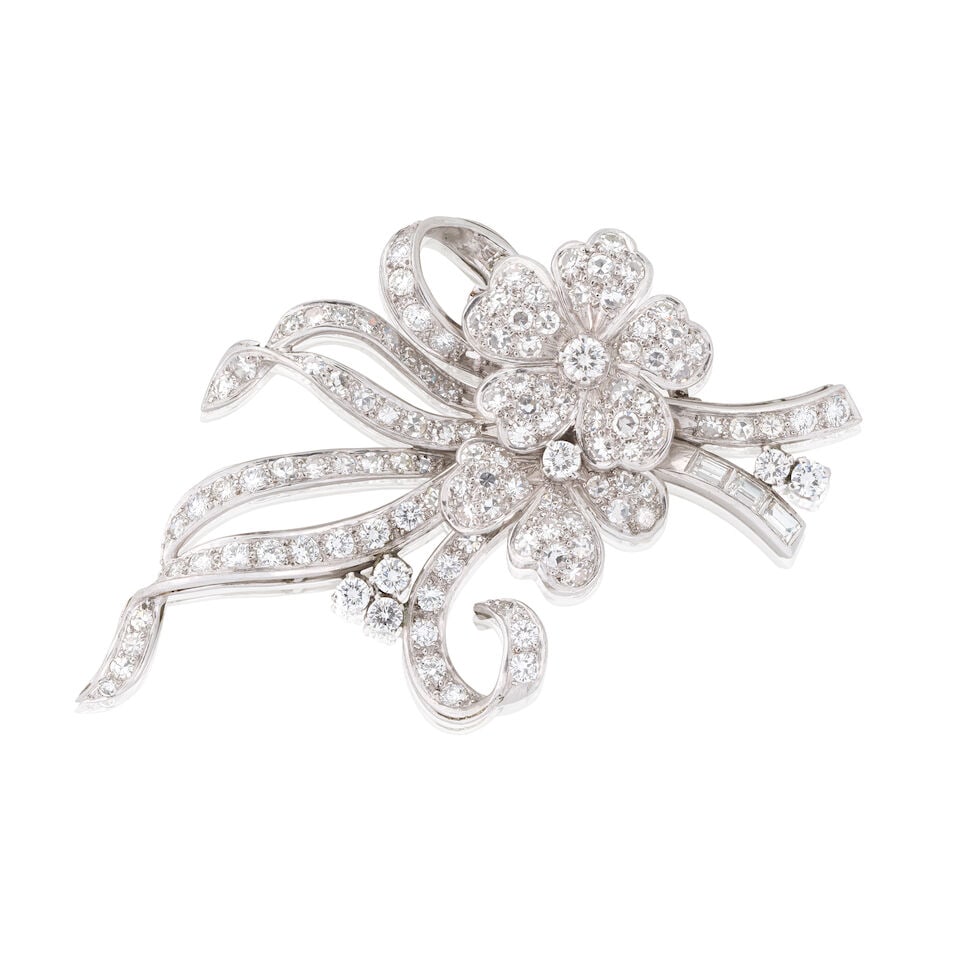 DIAMOND SPRAY BROOCH: DIAMOND SPRAY BROOCH Single, baguette and brilliant-cut diamonds approx. 2.30cts total Length 5.7cm Weight approx. 16.0g Footnotes: OVERALL CONDITION Light surface wear to unhallmarked white metal