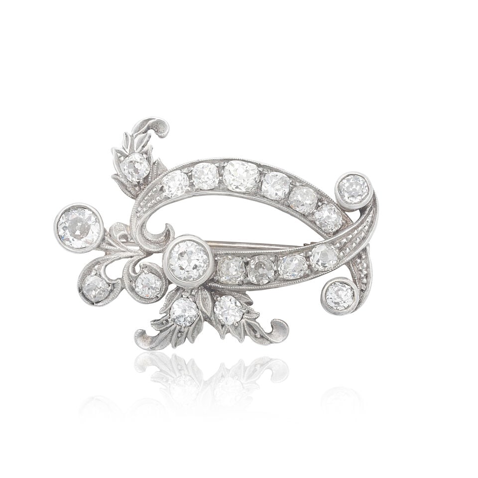 DIAMOND BROOCH: DIAMOND BROOCH Old brilliant-cut diamonds approx. 4.35cts total Length 4.0cm Weight approx. 10.0g Footnotes: OVERALL CONDITION Some wear, light discolouration, to unhallmarked white metal, settings