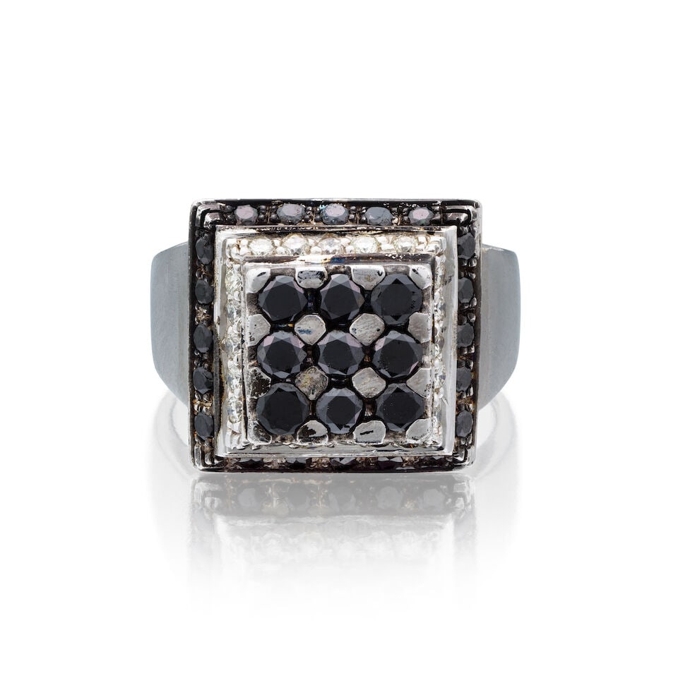 DIAMOND AND BLACK DIAMOND RING: DIAMOND AND BLACK DIAMOND RING Brilliant-cut diamonds approx. 0.20ct total Brilliant-cut treated black diamonds approx. 0.65ct total Ring size approx. H½ Weight approx. 11.5g Footnotes: OVERALL