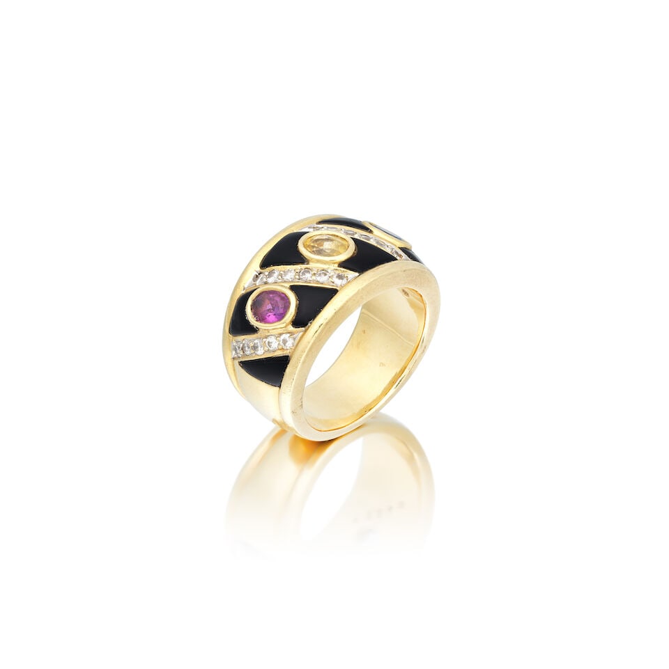 SAPPHIRE AND ENAMEL RING: SAPPHIRE AND ENAMEL RING Oval-cut vari-coloured sapphires Black enamel Ring size approx. M (leading edge) Weight approx. 16.5g Footnotes: OVERALL CONDITION Some surface wear, small dents and
