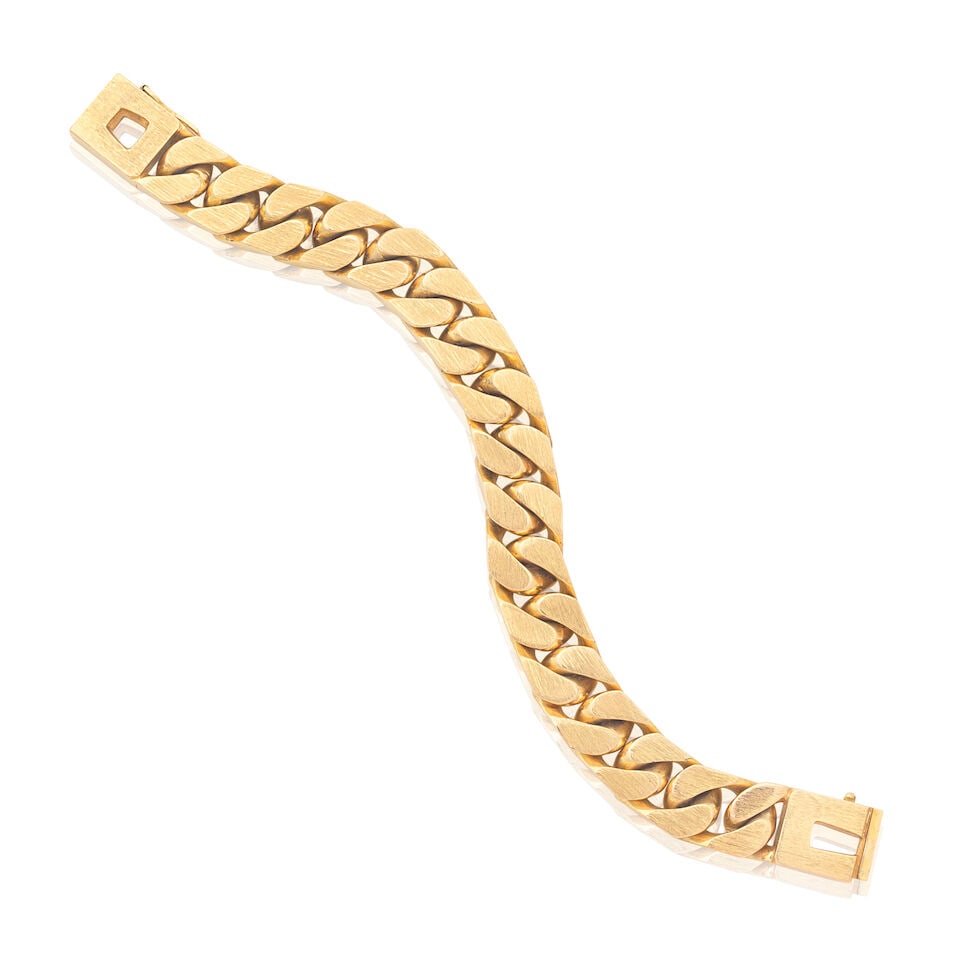CURB-LINK BRACELET: CURB-LINK BRACELET Curb linking Length 19.0cm Weight approx. 109.0g Footnotes: OVERALL CONDITION Light surface wear to unhallmarked metal testing as 9kt gold. Clasp slides together to read 'CD'.