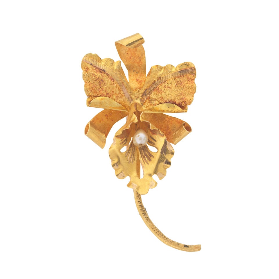 PEARL-SET ORCHID BROOCH: PEARL-SET ORCHID BROOCH Pearl (untested for natural origin) Length 7.5cm Weight approx. 14.5g Footnotes: OVERALL CONDITION Some general wear, discolouration, to unhallmarked metal stamped 18K, FH to