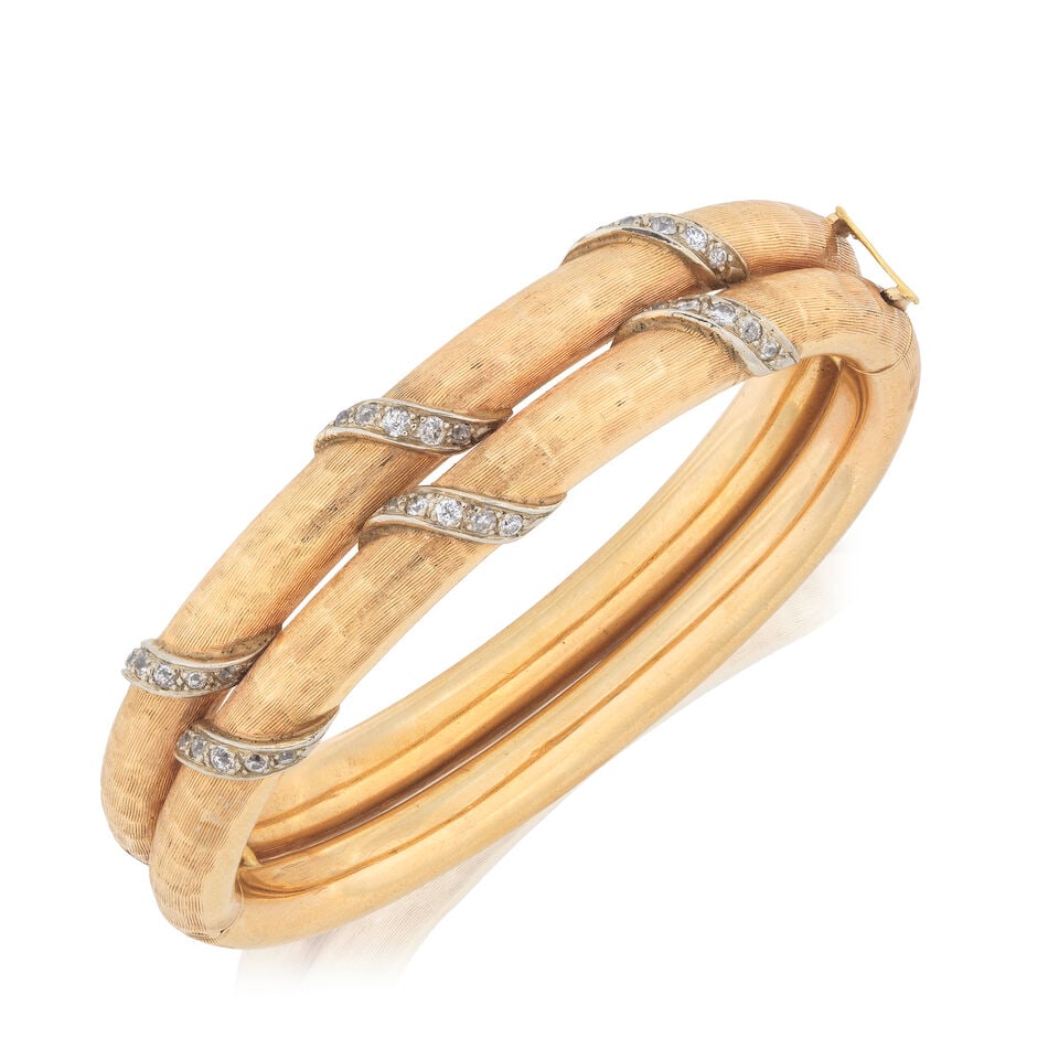 DIAMOND-SET TEXTURED BANGLE: DIAMOND-SET TEXTURED BANGLE Set to the front with old brilliant-cut diamonds Inner circumference approx. 16.5cm Weight approx. 30.5g Footnotes: Property from a Private Collection OVERALL CONDITION Lig