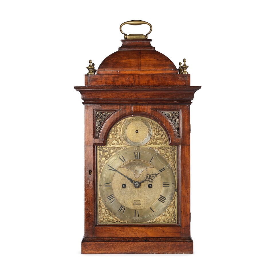 Mouvement de pendule de table par Higgs y Diego Evans de la seconde moitié du XVIIIe si...: Mouvement de pendule de table par Higgs y Diego Evans de la seconde moitié du XVIIIe siècle, dans une caisse d'époque postérieure. A second half of the 18th century table clock,