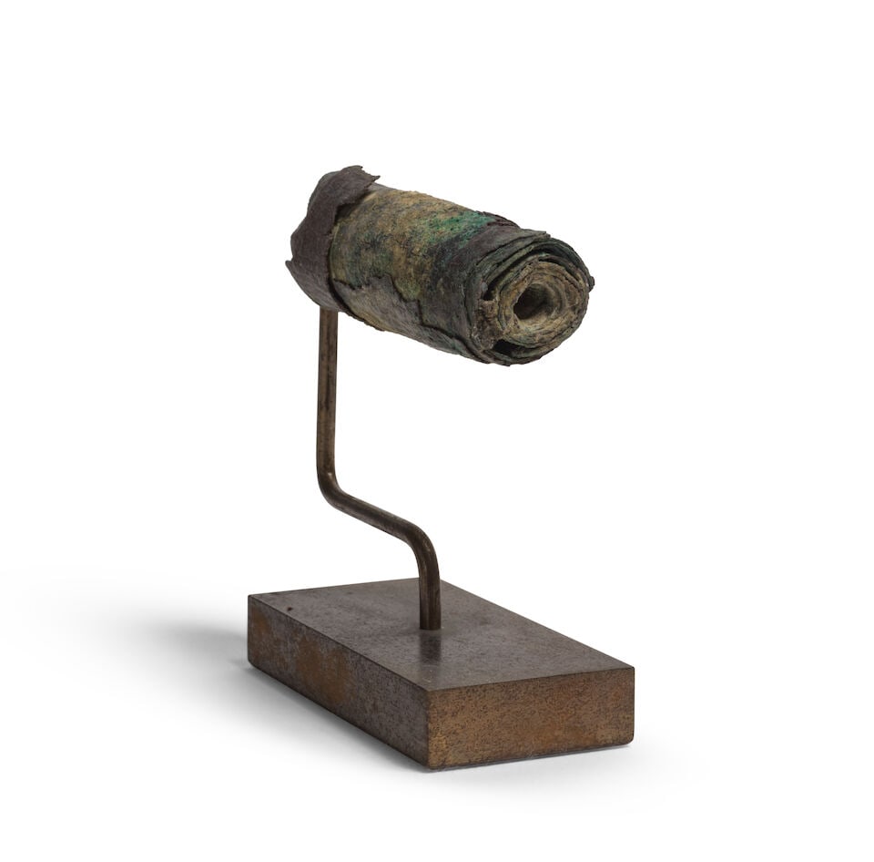 Un bol incantatoire mésopotamien en terre cuite et un rouleau irakien en bronze, Ca. IIIe-V... - 2