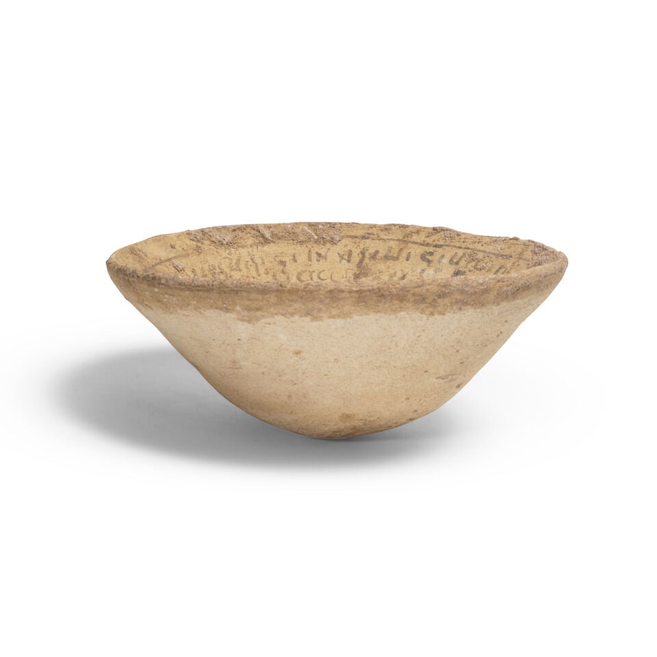 Un bol incantatoire mésopotamien en terre cuite et un rouleau irakien en bronze, Ca. IIIe-V... - 3