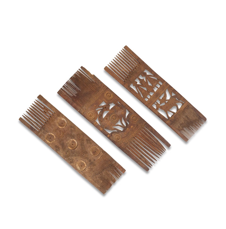 Trois peignes coptes en bois, Égypte, ca. VII-VIIIe siècle ap. J.V.Three Coptic wood c...: Trois peignes coptes en bois, Égypte, ca. VII-VIIIe siècle ap. J.V. Three Coptic wood combs, circa 7th-8th century A.D. The largest: 26 cm (10 1/4 in.) high, 8.9 cm (3 1/2 in.) wide (3) Foot