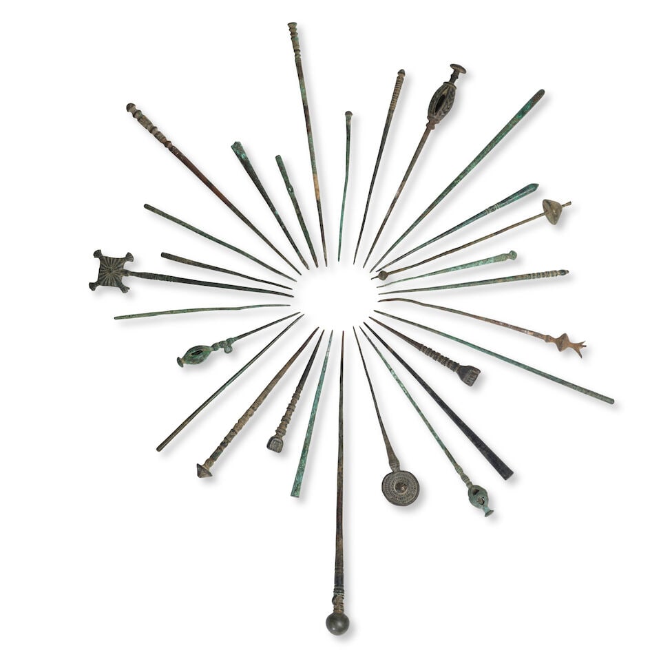Vingt-huit épingles en bronze, Iran, Région du Luristan, ca. IXe-VIIe siècle av. ... (1 of 4)