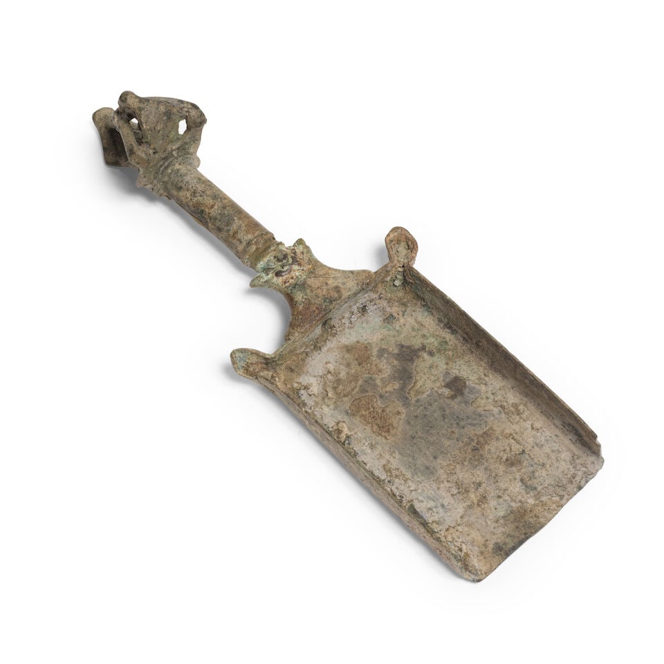 Pelle à encens romaine en bronze, Ca. IIe-IIIe siècle ap. J.C.A Roman bronze incense ...: Pelle à encens romaine en bronze, Ca. IIe-IIIe siècle ap. J.C. A Roman bronze incense shovel, Circa 2nd-3rd century A.D. (Worn and corroded) 25.9 cm (10 3/16 in.)