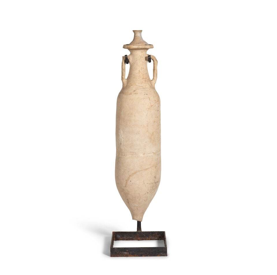 Amphore de transport romaine couverte en terre cuite, Ca. Ier-IIe siècle ap. J.C.A Roman po... (1 of 2)