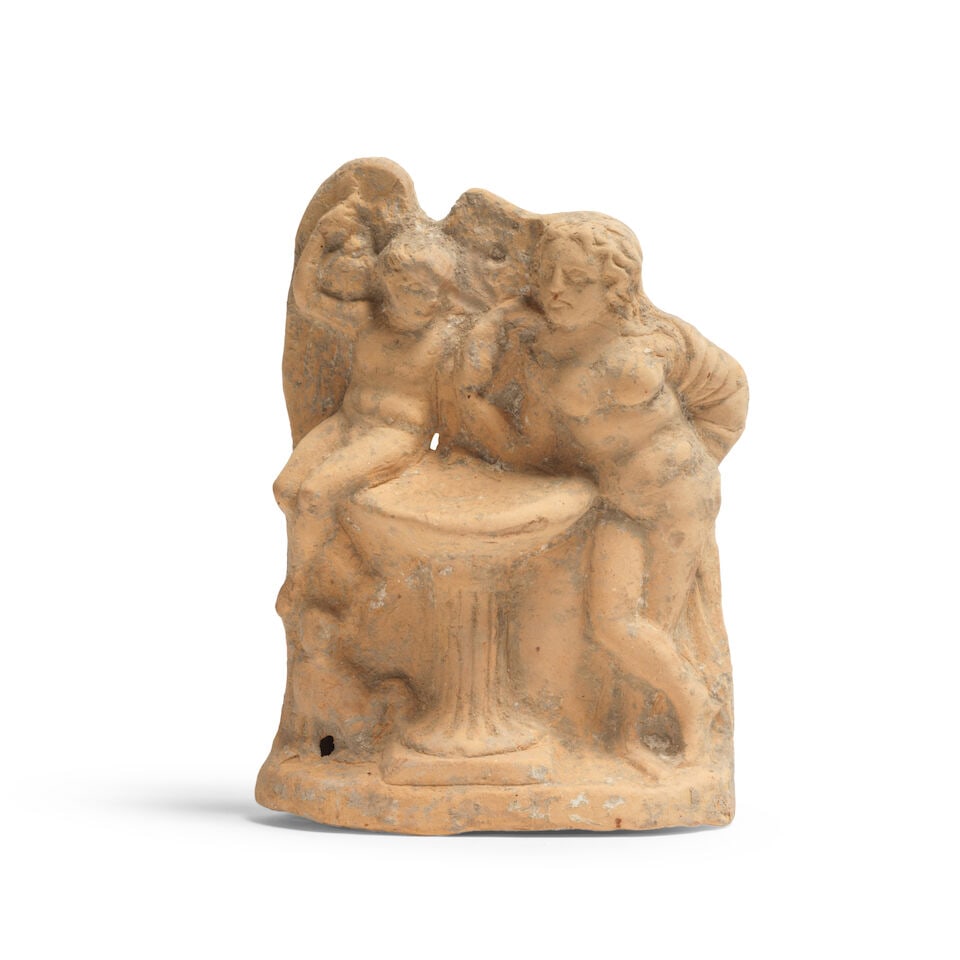Groupe grec en terre cuite représentant Cupidon et Psyché, Époque hellénisti...: Groupe grec en terre cuite représentant Cupidon et Psyché, Époque hellénistique, ca. IIIe-Ier siècle av. J.C. A Greek terracotta group of Cupid and Psyche, Hellenistic, 3rd-1s
