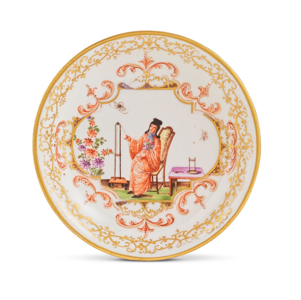 Soucoupe en porcelaine de Meissen, vers 1725 An early Meissen saucer, circa 1725: Soucoupe en porcelaine de Meissen, vers 1725 An early Meissen saucer, circa 1725 Painted in the manner of P.E. Schindler with a chinoiserie scene depicting a seated figure with a loom flanked by