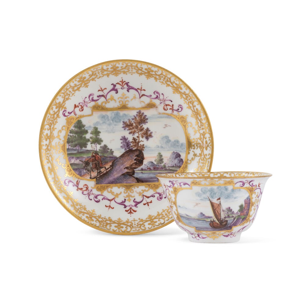 Bol à thé et soucoupe en porcelaine de Meissen, vers 1725-30 A Meissen teabowl and sau...: Bol à thé et soucoupe en porcelaine de Meissen, vers 1725-30 A Meissen teabowl and saucer, circa 1725-30 Painted with early European landscape scenes depicting figures in river settings,