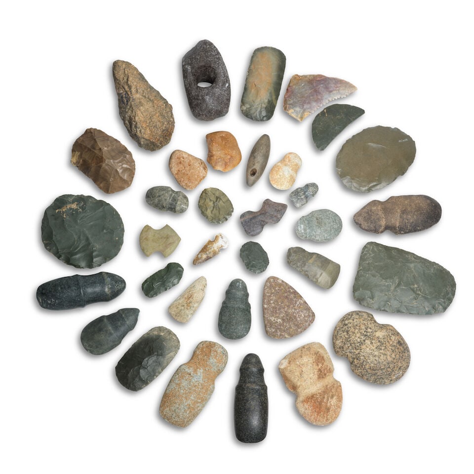 Groupe d'outils en pierre tailléset polies d'origine mixteA group of mixed origin flaked an... (1 of 6)