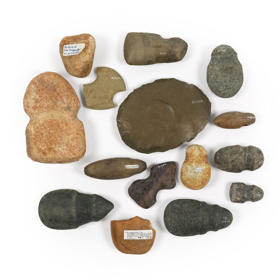 Groupe d'outils en pierre tailléset polies d'origine mixteA group of mixed origin flaked an... - 4