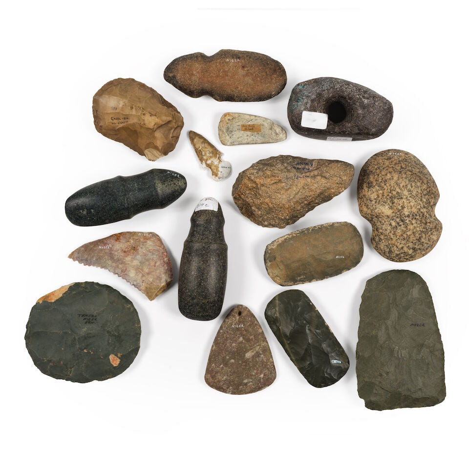 Groupe d'outils en pierre tailléset polies d'origine mixteA group of mixed origin flaked an... - 6