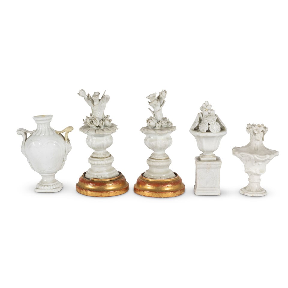 Cinq objets ornementaux en miniature en porcelaine italienne, XVIIIe siècle Five miniature ... (1 of 1)