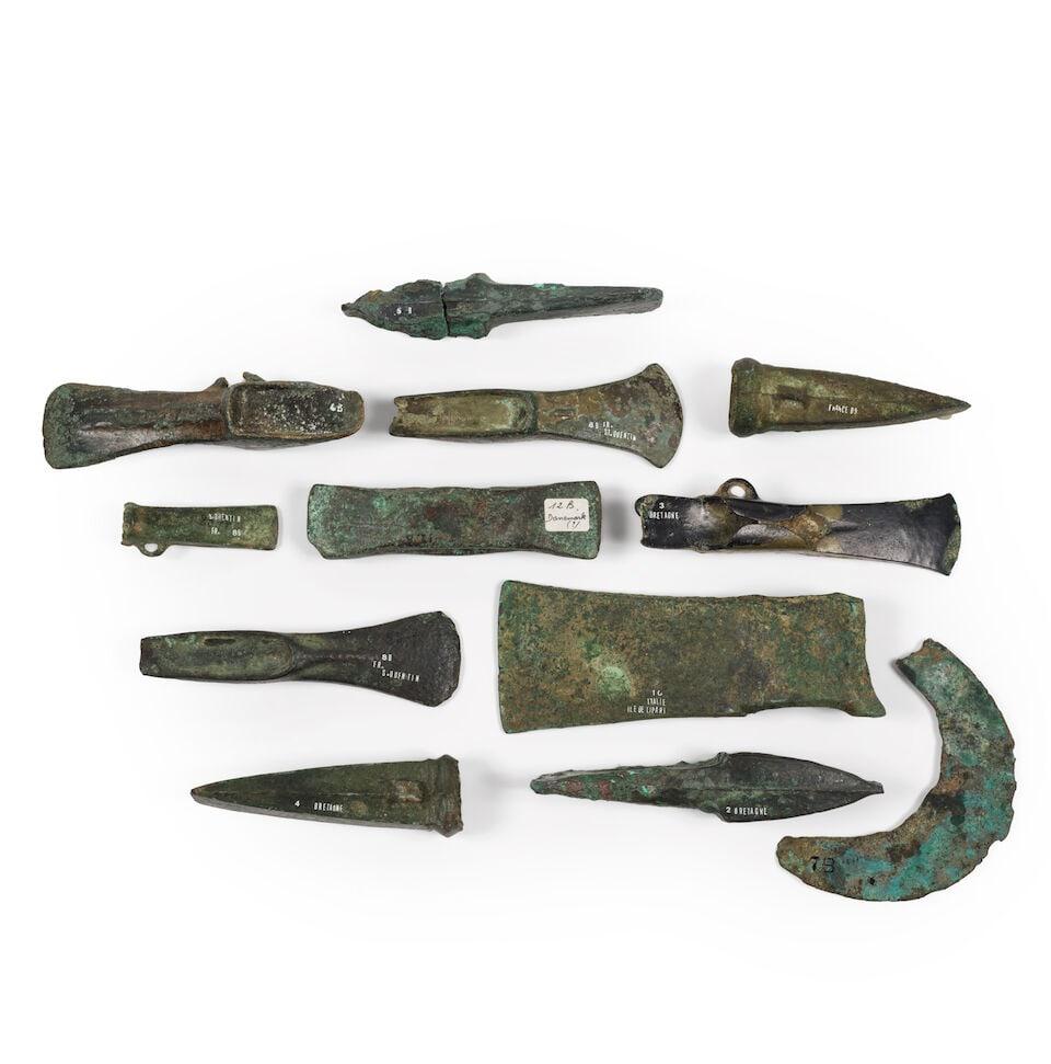 Groupe de haches à manche et à talon en bronze, un bracelet et un rasoir, Europe, ca. ... - 2