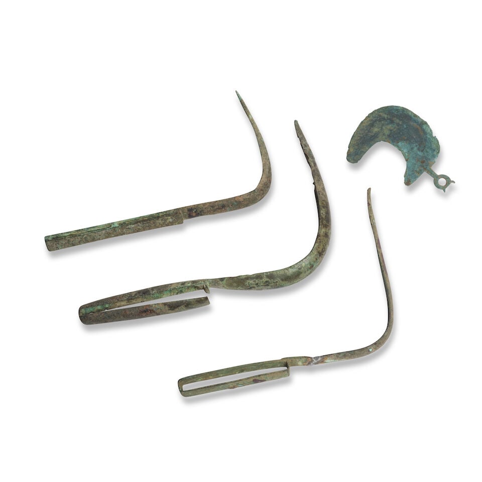 Un rasoir italique en forme de lune et trois strigiles romains, Ca. VIIIe siècle av. J.C. -... (1 of 1)