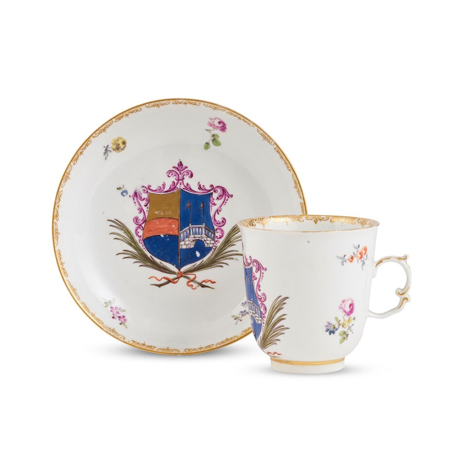 Tasse et soucoupe armoriés en porcelaine de Meissen provenant du service Da Ponte, vers 175... (1 of 2)
