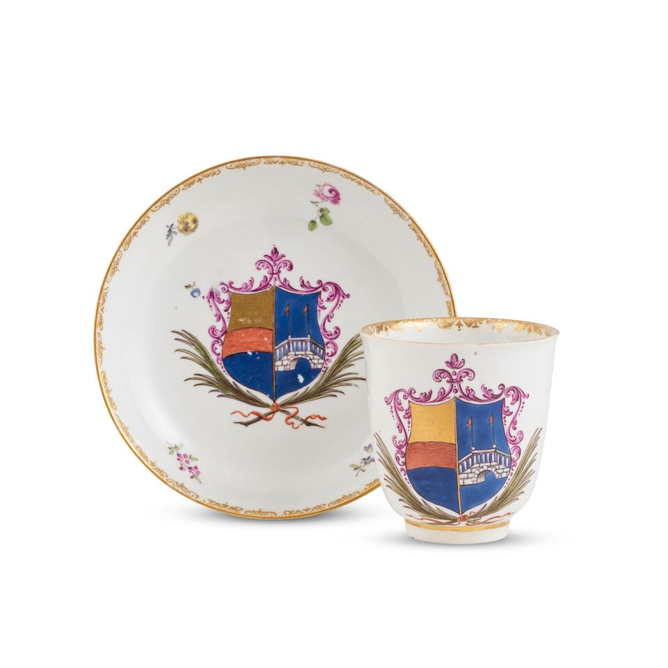 Tasse et soucoupe armoriés en porcelaine de Meissen provenant du service Da Ponte, vers 175... - 2