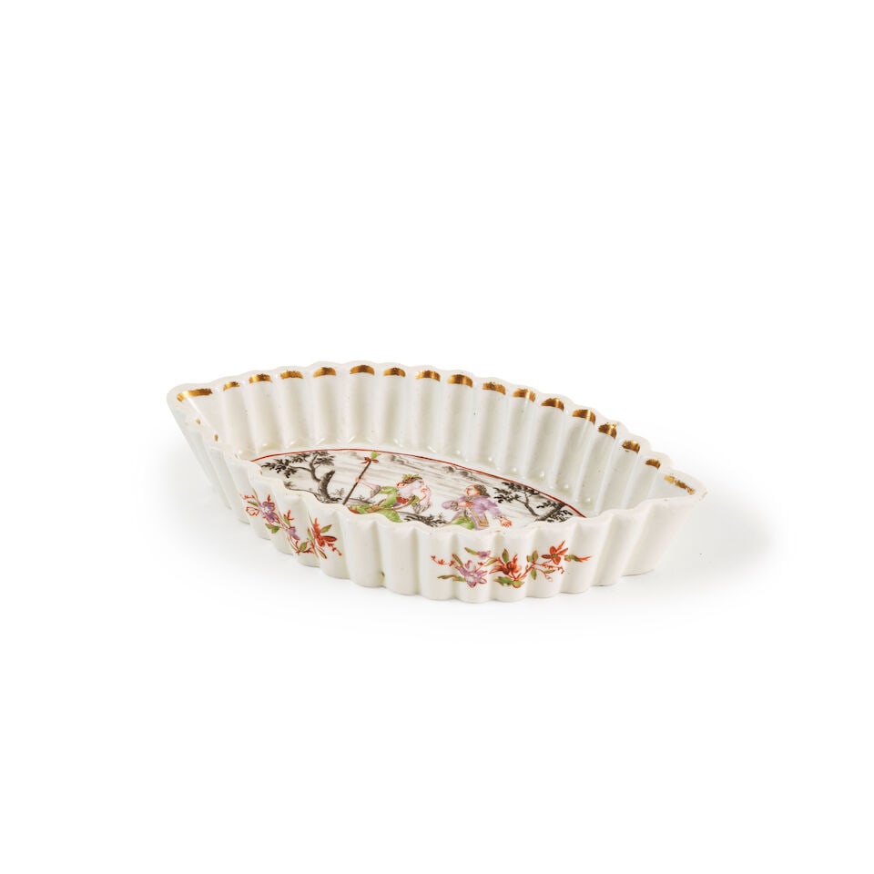 Petit vide-poche ovale en porcelaine de Meissen, vers 1750-60 A small Meissen oval-shaped trink...: Petit vide-poche ovale en porcelaine de Meissen, vers 1750-60 A small Meissen oval-shaped trinket dish, circa 1750-60 The fluted sides, the interior decorated with a polychrome courtship scene of