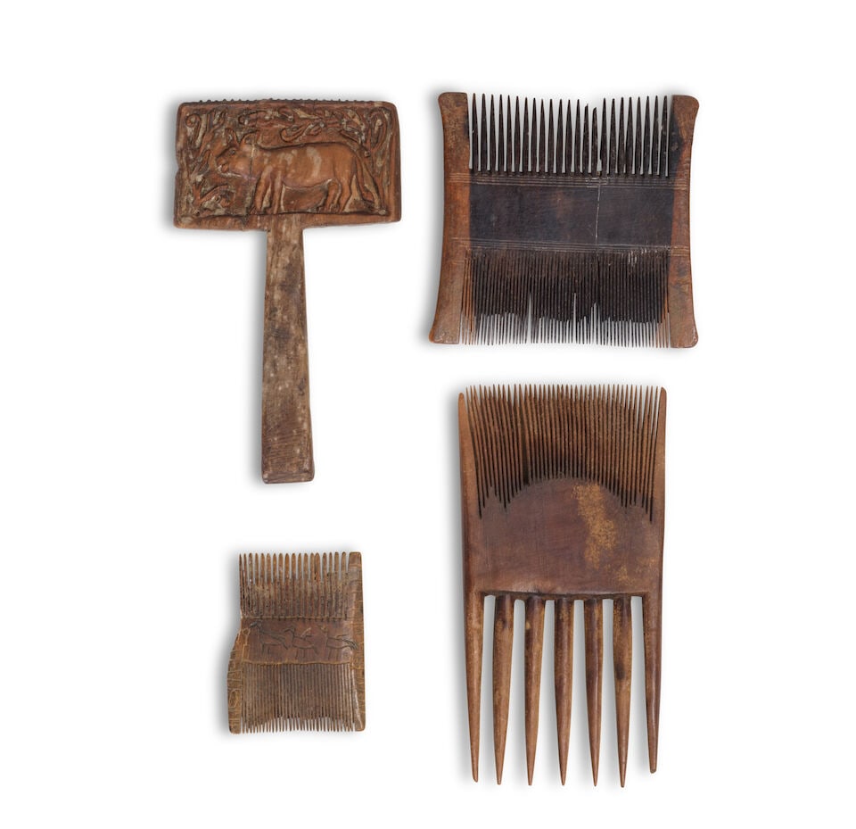 Quatre peignes coptes en bois, Égypte, VIIe-VIIIe siècle ap. J.C. et postérieurFo...: Quatre peignes coptes en bois, Égypte, VIIe-VIIIe siècle ap. J.C. et postérieur Four Coptic wood combs, circa 7th-8th century A.D. and later One carved on the rectangular plate with a g