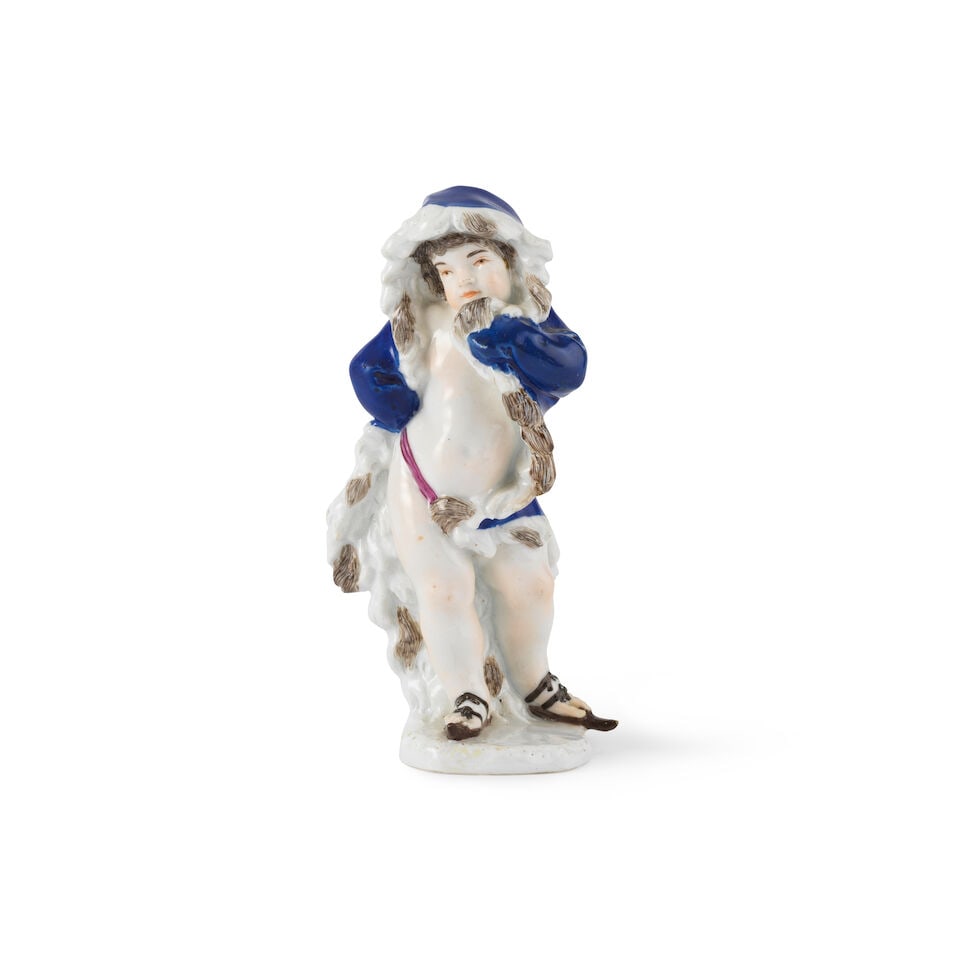 Figurine en porcelaine de Meissen, symbolisant l'Hiver, milieu du XVIIIe siècleA small Meis...: Figurine en porcelaine de Meissen, symbolisant l'Hiver, milieu du XVIIIe siècle A small Meissen figure emblematic of Winter, mid 18th century Wearing a hooded, fur-lined blue cloak and snow shoes