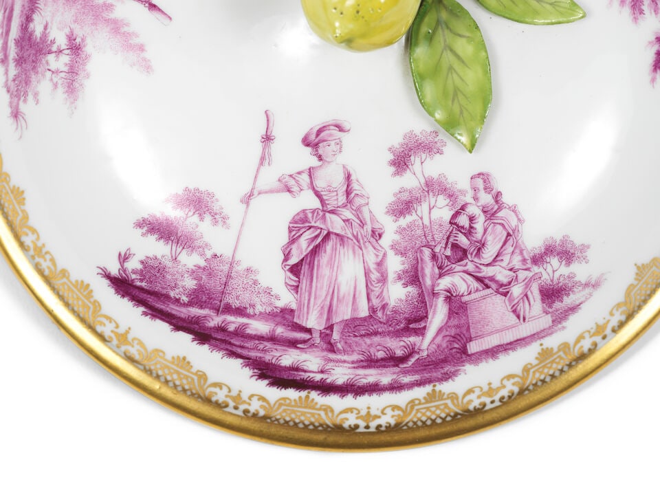 Casserole en porcelaine à décor en camaieu rose de scenes galantes, Meissen, vers 1745... - 2