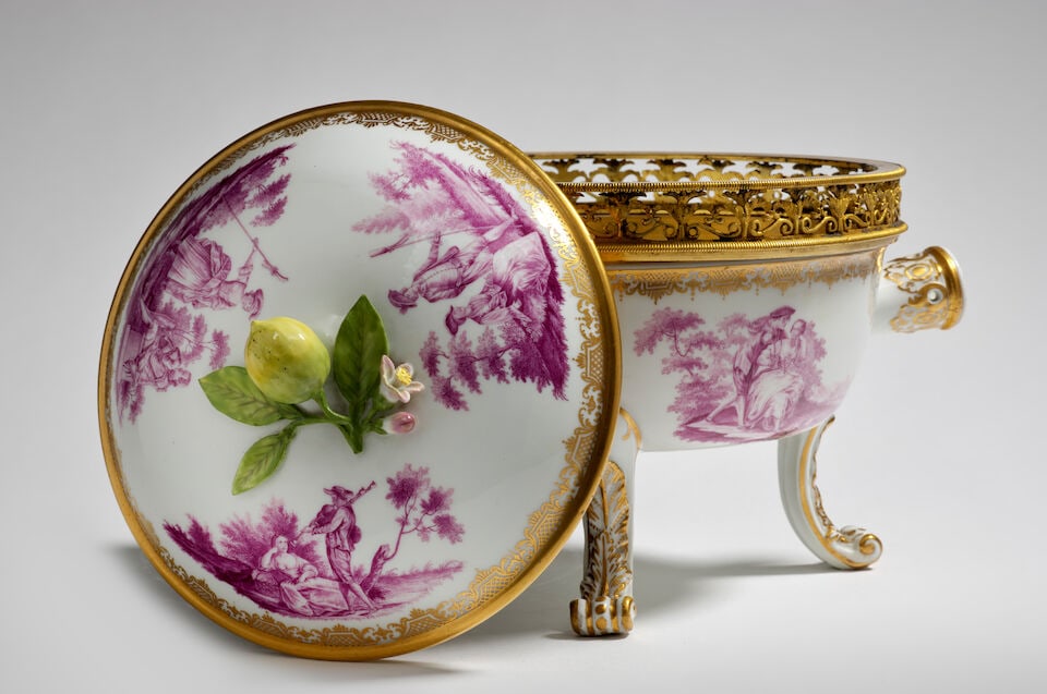 Casserole en porcelaine à décor en camaieu rose de scenes galantes, Meissen, vers 1745... - 3