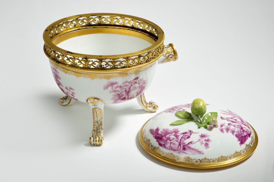 Casserole en porcelaine à décor en camaieu rose de scenes galantes, Meissen, vers 1745... - 4