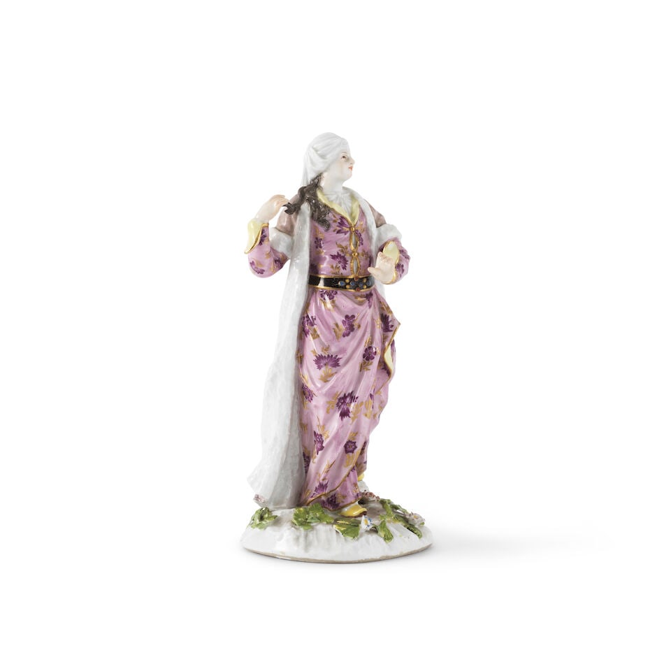 Statuette en porcelaine de Meissen représentant une sultane, vers 1740A Meissen figure of a... - 2